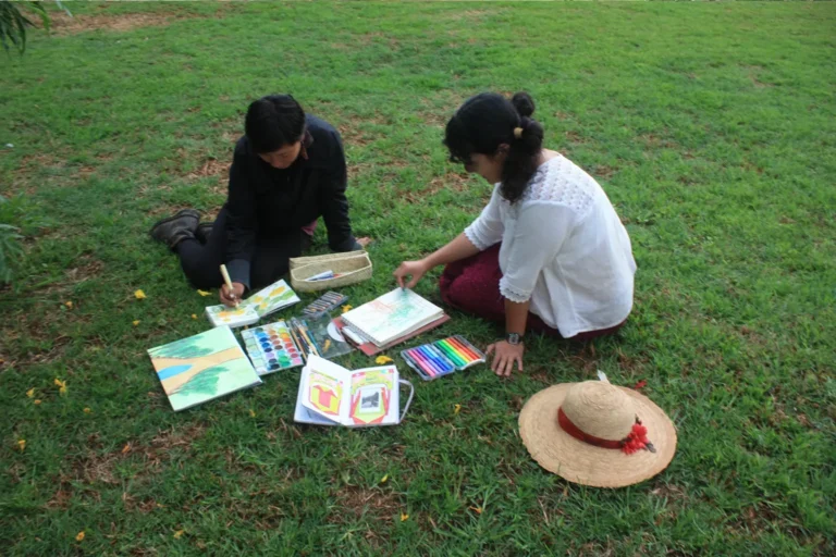 Personas realizando actividad artística al aire libre como experiencia de arte, sanación y naturaleza en Xochimilco