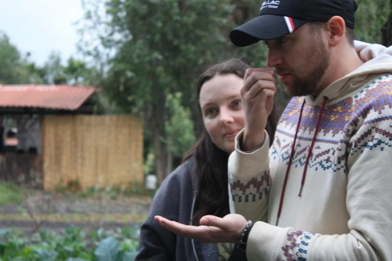 Visitantes viviendo una experiencia local durante recorridos en Xochimilco