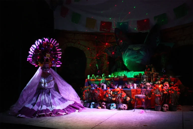 Altar tradicional de Día de Muertos con catrina y ofrenda en celebración cultural de Xochimilco