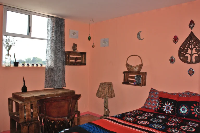 Habitación de hospedaje local en Xochimilco con decoración artesanal y ambiente comunitario